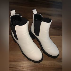 Size- 9. Color- white & black. Brand- H&M.